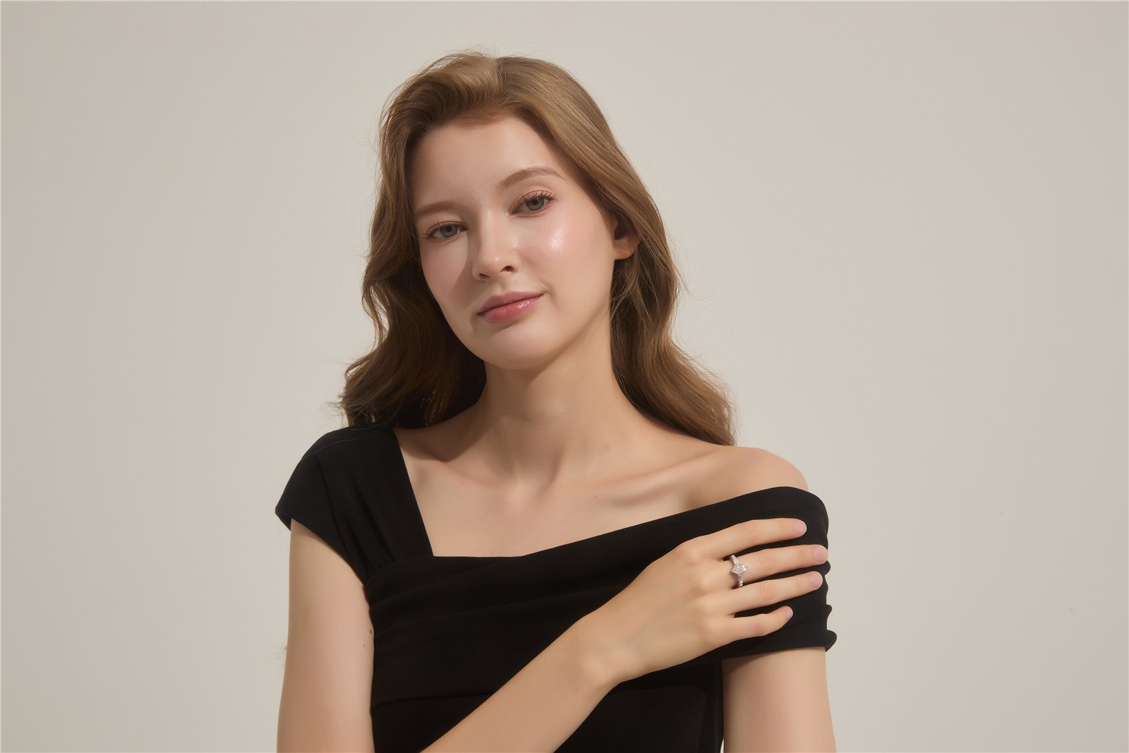 AmoreNel jewelry worn on the hand